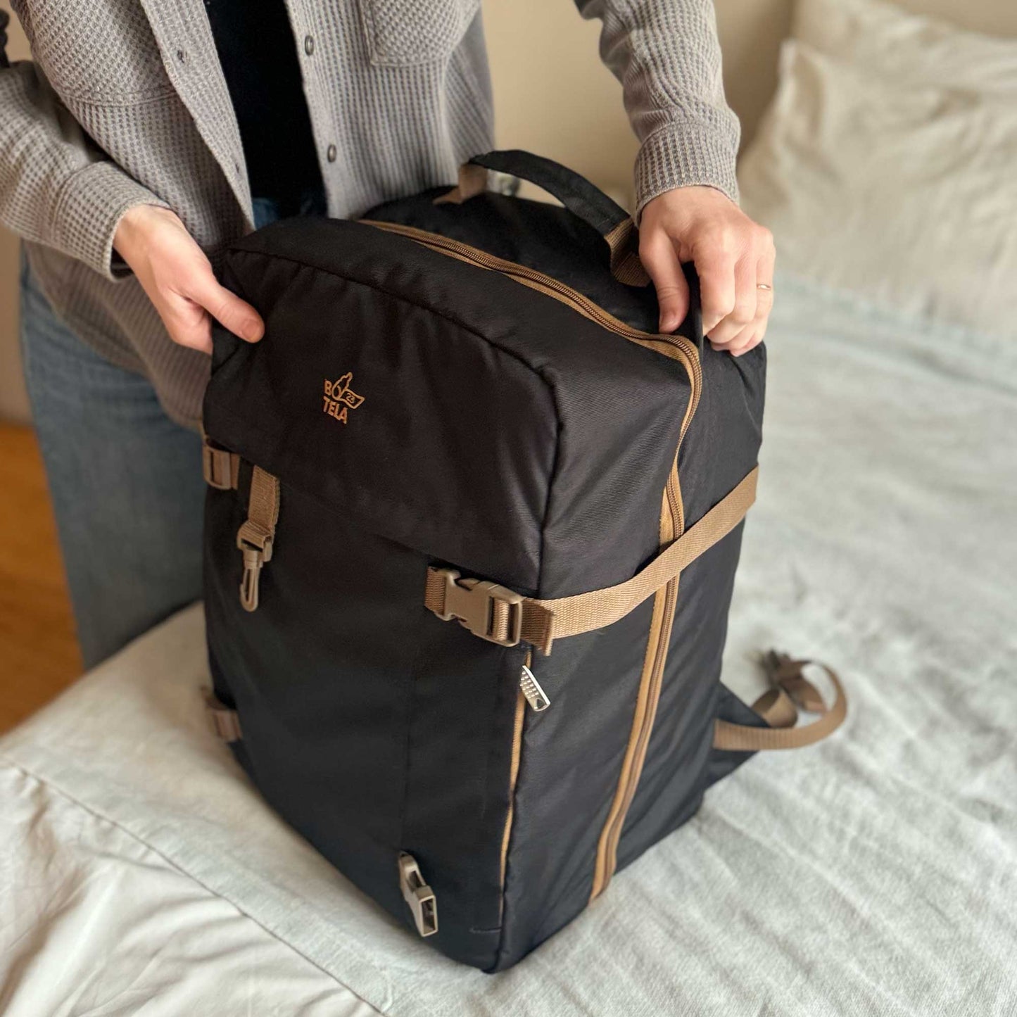 Mochila sustentable de viaje negra 40 lts