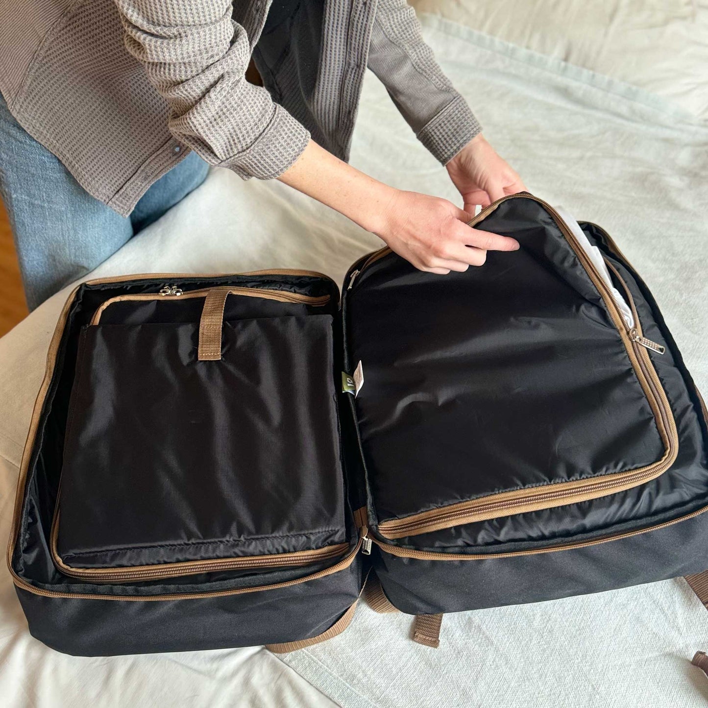 Mochila sustentable de viaje negra 40 lts