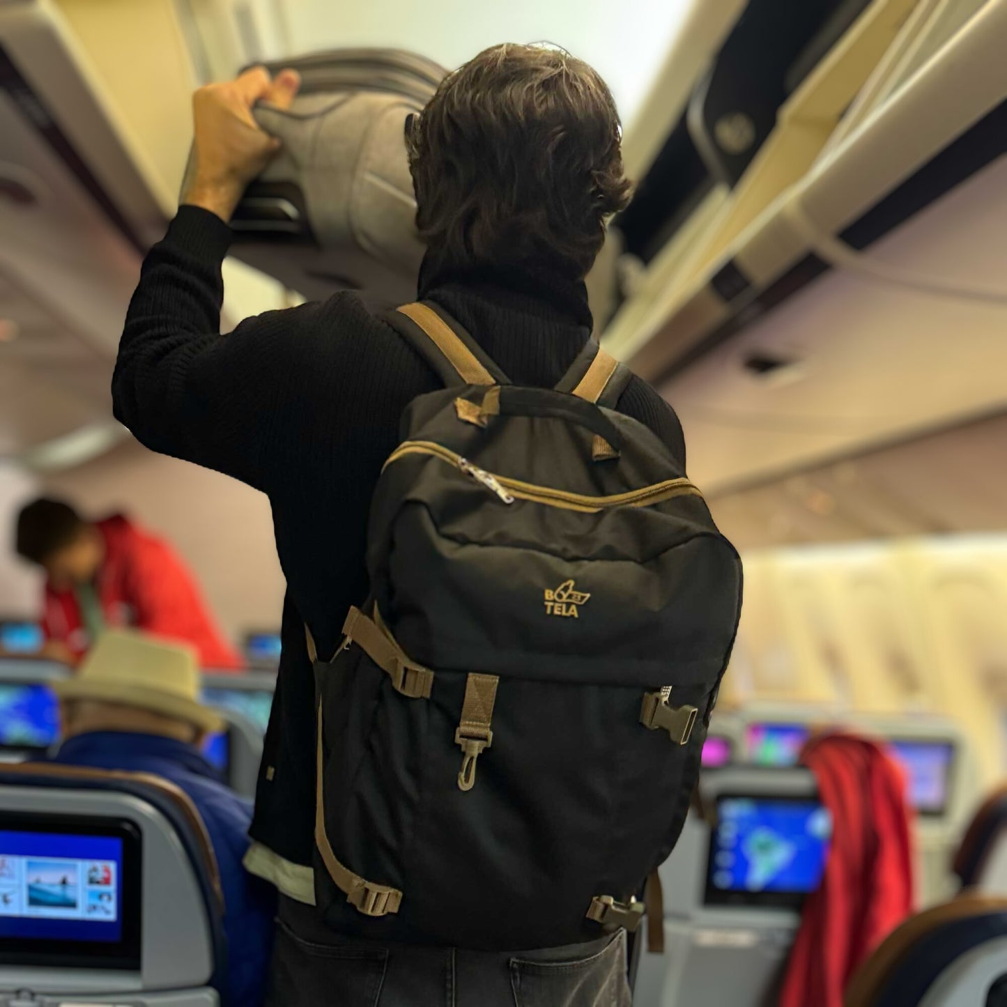 Mochila sustentable de viaje negra 40 lts