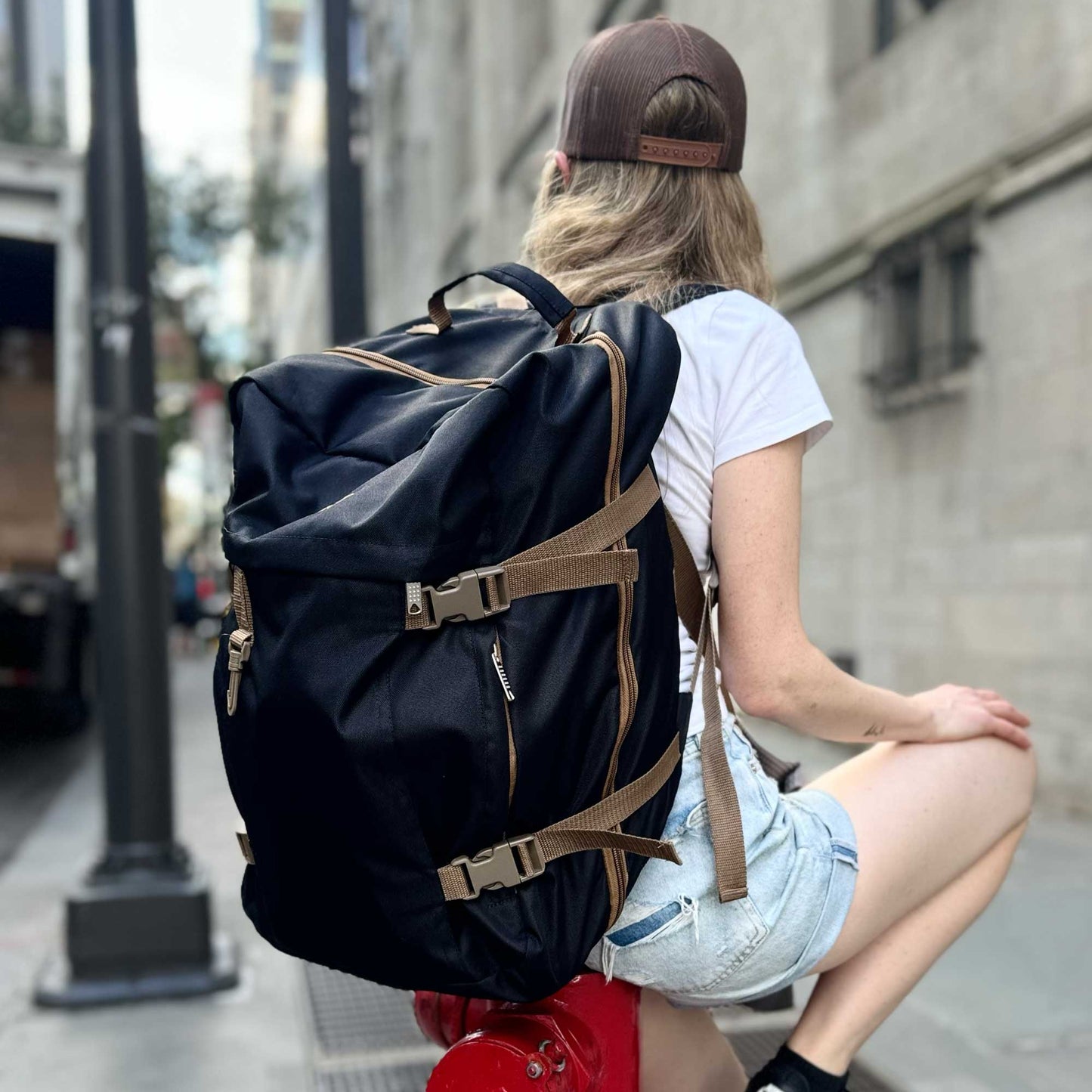 Mochila sustentable de viaje negra 40 lts