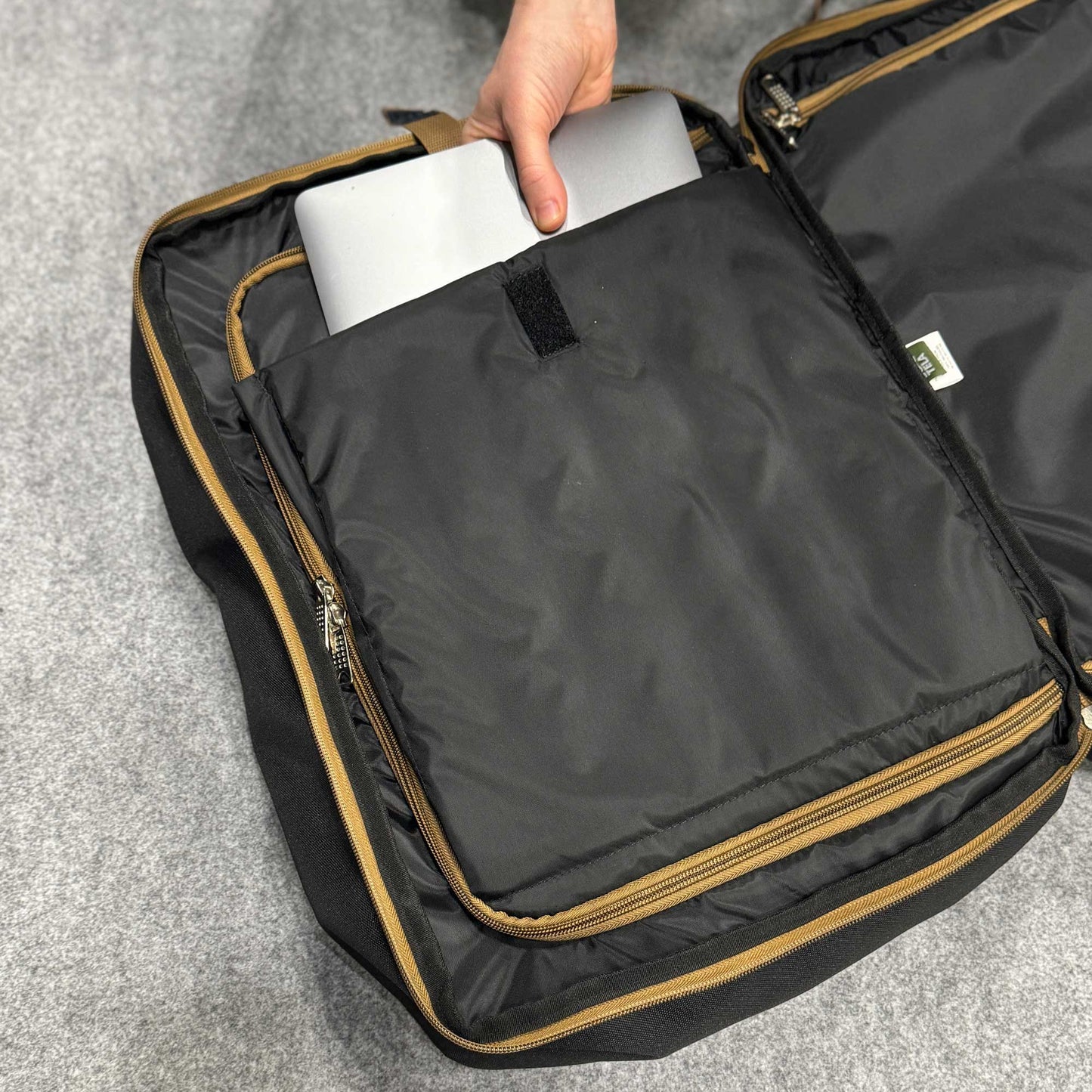 Mochila sustentable de viaje negra 40 lts