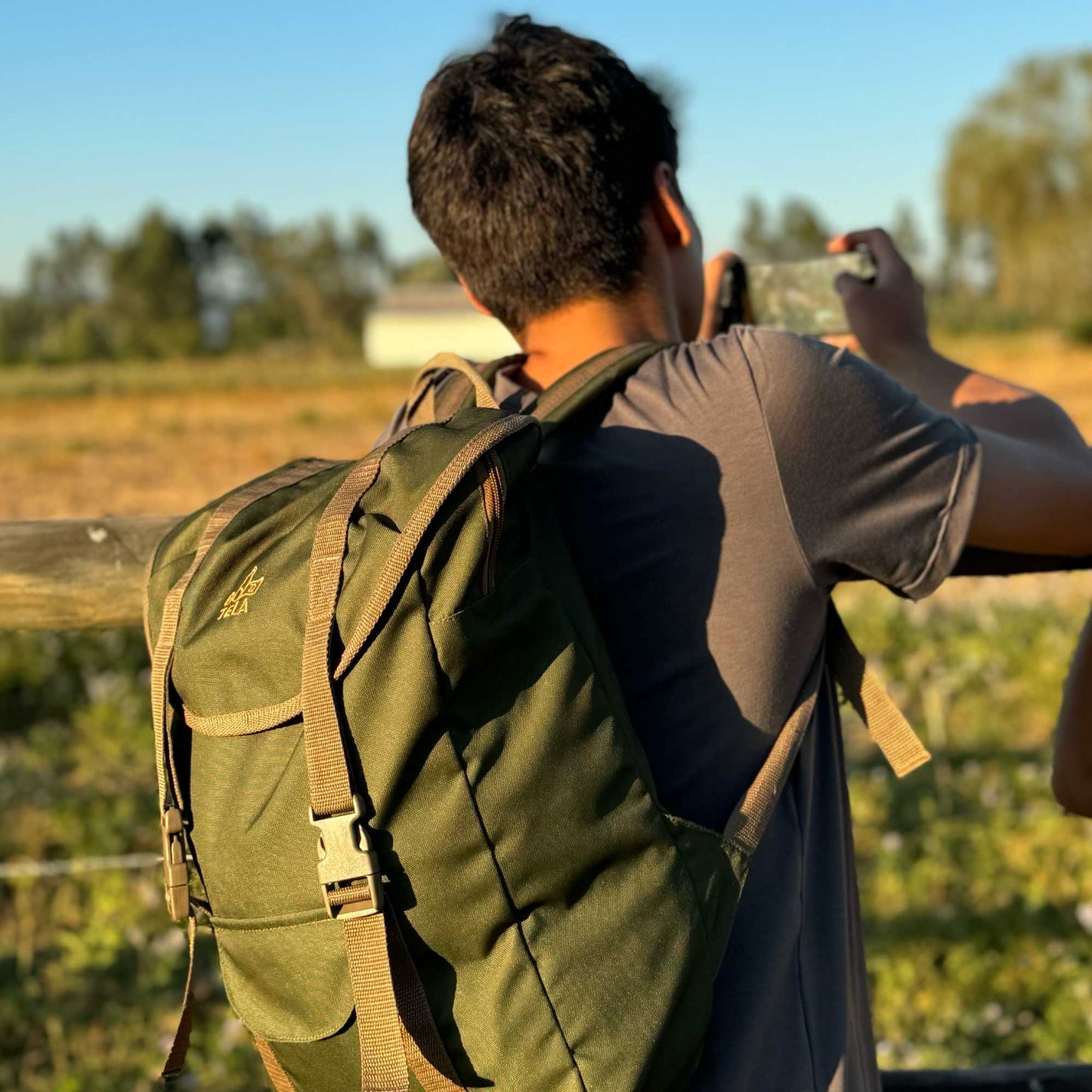 Mochila curva sustentable para notebook 13" - 15.6" verde