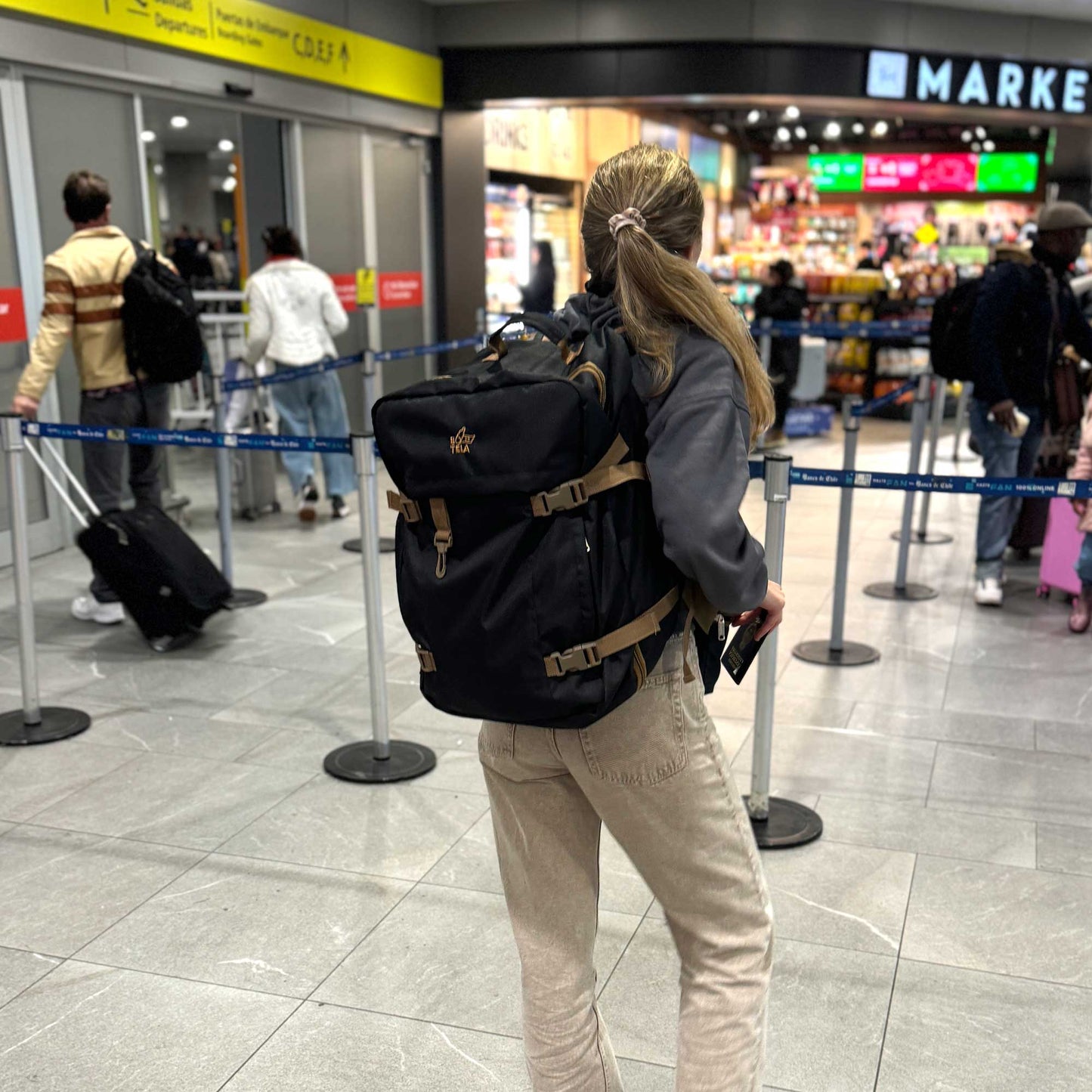 Mochila sustentable de viaje negra
