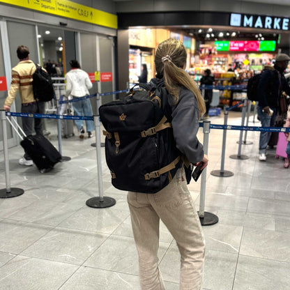 Mochila sustentable de viaje negra