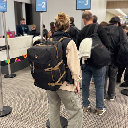 Mochila sustentable de viaje negra 40 lts
