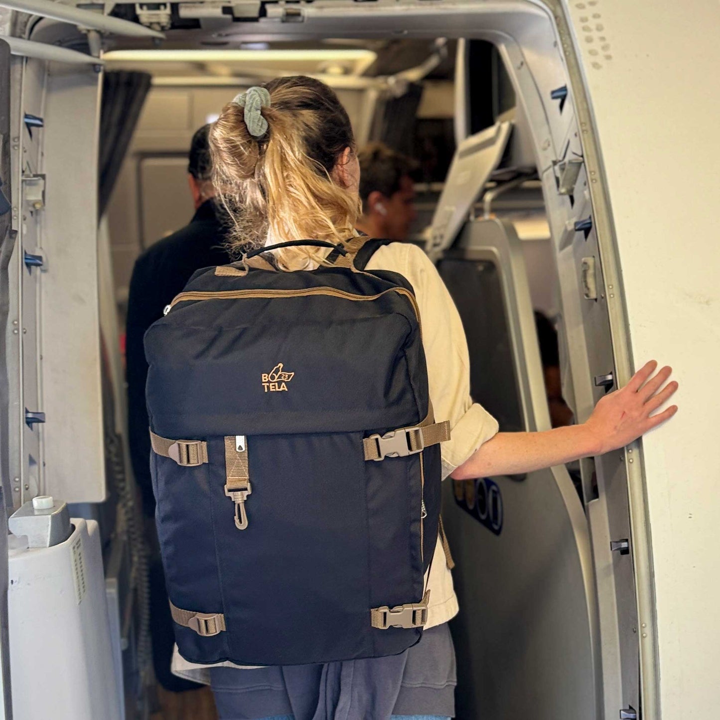 Mochila sustentable de viaje negra 40 lts