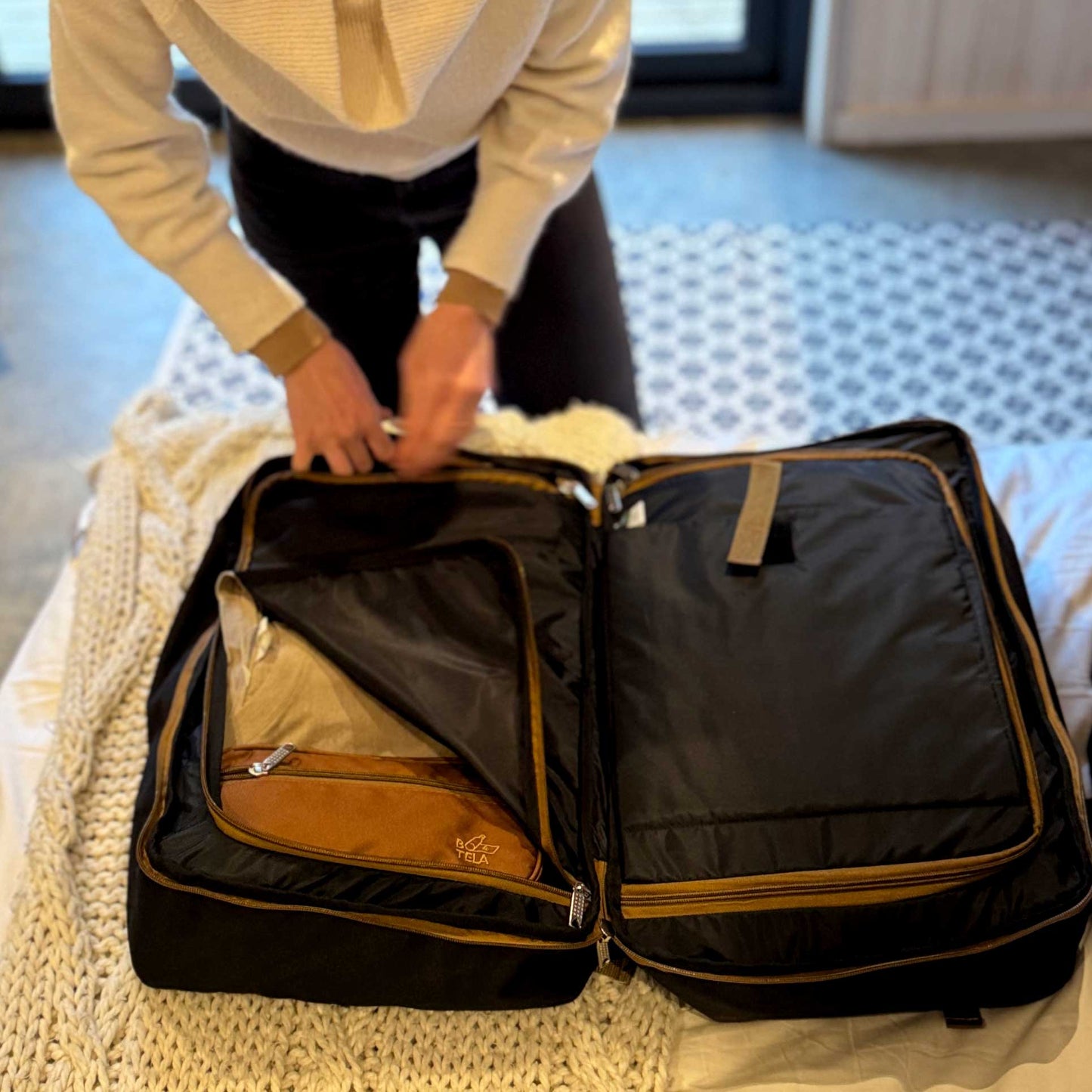 Mochila sustentable de viaje negra 40 lts