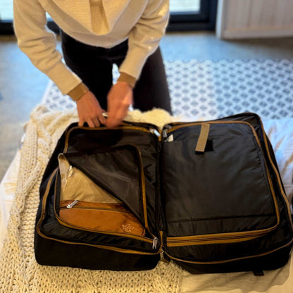 Mochila sustentable de viaje negra 40 lts